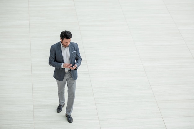 Empresário discando o número no smartphone