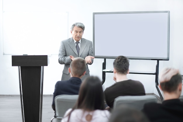 Foto empresario discutiendo con el cronograma financiero del equipo empresarial