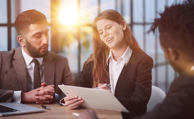 empresario discutiendo con el equipo de negocios ideas para iniciar