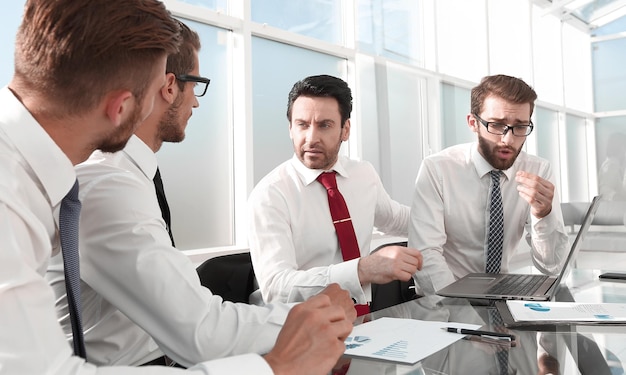 Empresario discutiendo nuevas ideas con el equipo de negocios