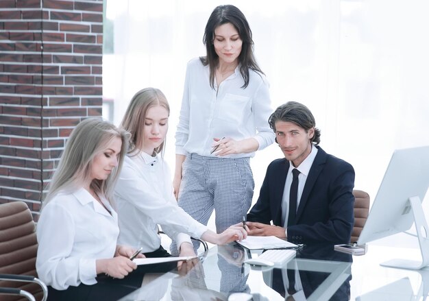 Empresário discutindo com a equipe de negócios os termos do contrato