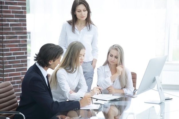 Empresário discutindo com a equipe de negócios os termos do contrato