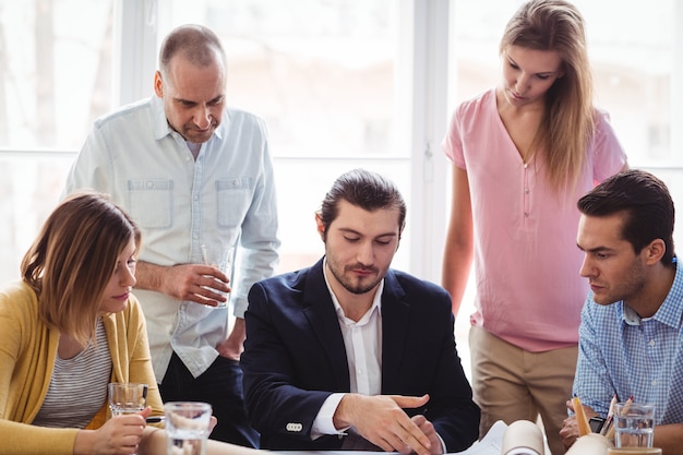 Empresário discutindo com colegas de trabalho