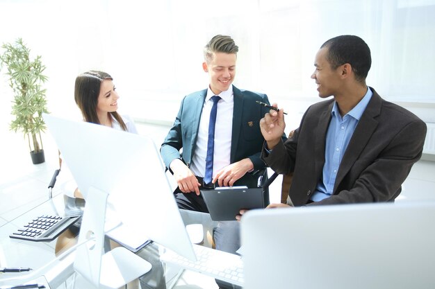 Foto empresário discutindo com documentos financeiros da equipe de negócios