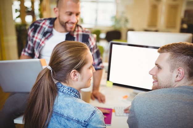 Empresário discutindo com empresária no escritório