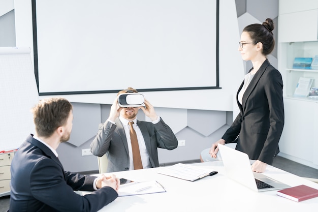 Empresario disfrutando de auriculares VR en reunión