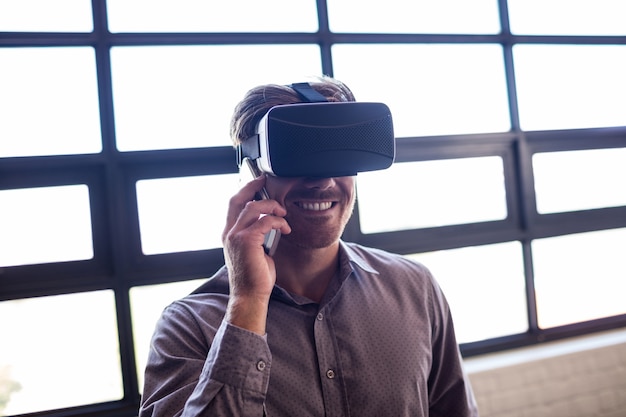 Empresario con dispositivo de realidad virtual