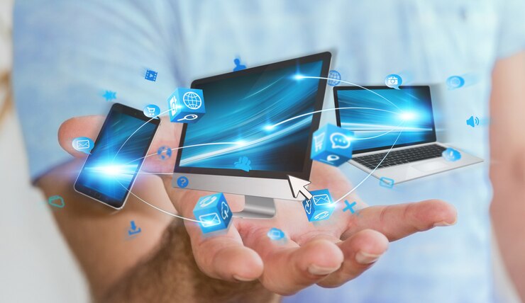 Foto empresario con dispositivos de tecnología en su mano