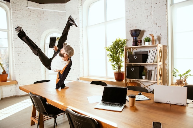 Foto empresario divertirse bailando break dance en la oficina en el trabajo