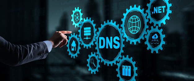 Empresário do conceito de DNS tocando na tela virtual