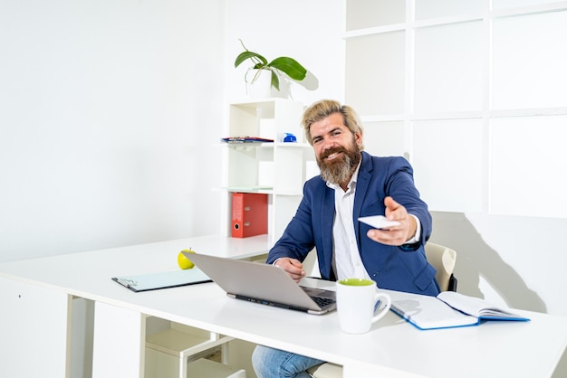 Empresario con documentos comerciales en la reunión con el cliente en la oficina Concepto de negocio y tarjeta de crédito Feliz hombre de negocios recibió notificación de alto saldo financiero