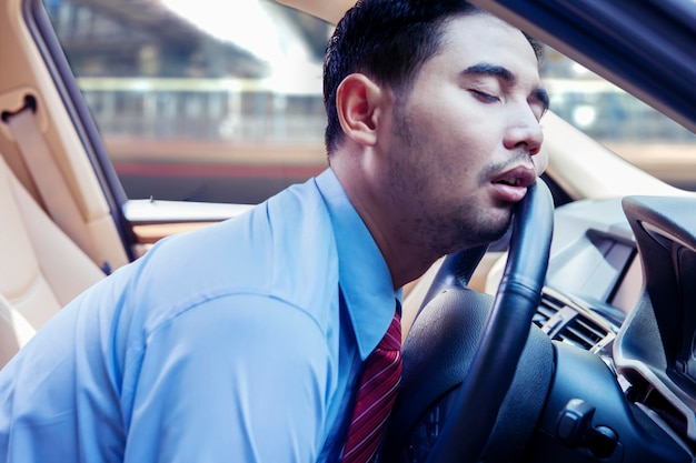Empresário dormindo no volante