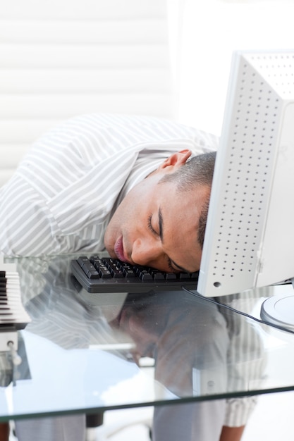 Empresario durmiendo en un teclado