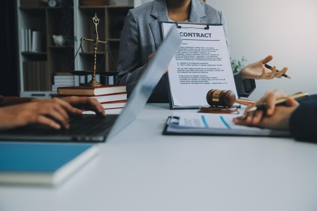 Foto empresário e advogado discutem o documento do contrato tratado da lei assinar um contrato de negócios