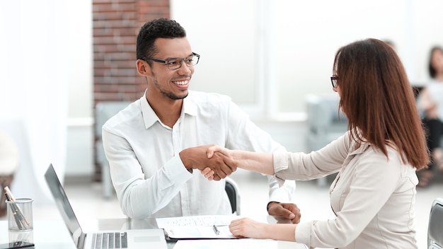 Empresário e empresária fazendo um acordo em um escritório moderno. conceito de parceria