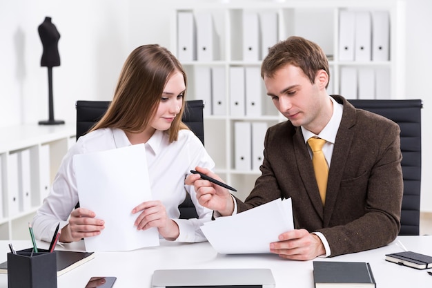 Empresário e empresária no trabalho