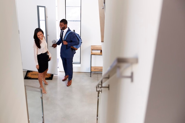 Empresário e empresária voltando para casa do trabalho