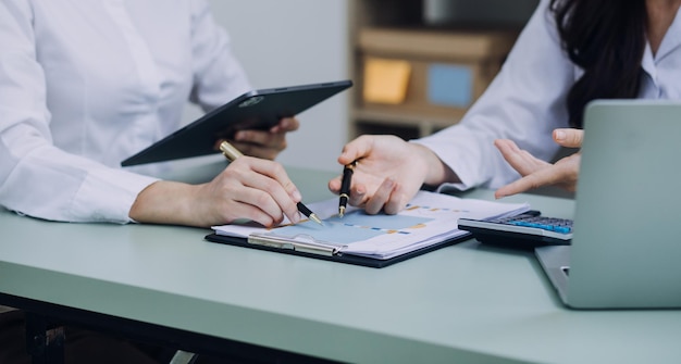 Empresário e equipe analisando demonstração financeira Tarefa de finanças com smartphone e laptop e tablet Conceito de gerenciamento de riqueza