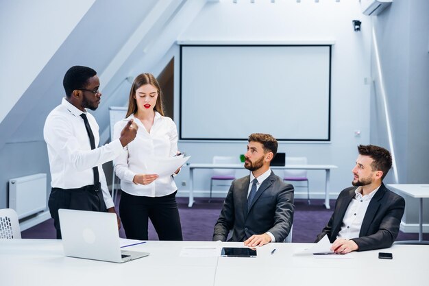 Empresário e gerente de garota discutindo projeto de trabalho