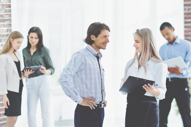 Empresário e mulher de negócios em um escritório moderno. O conceito de cooperação