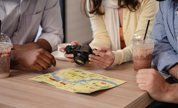 Foto empresário e mulher planejando juntos para viagem de férias. reunião de grupo no café para viajar no fim de semana.