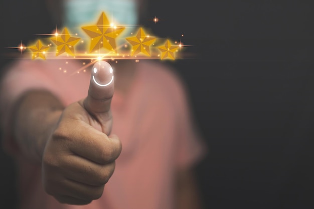 Empresário é positivo para mostrar sua satisfação em serviço com espaço de cópia Atendimento ao cliente e conceito de satisfação Homem dando uma classificação de cinco estrelas