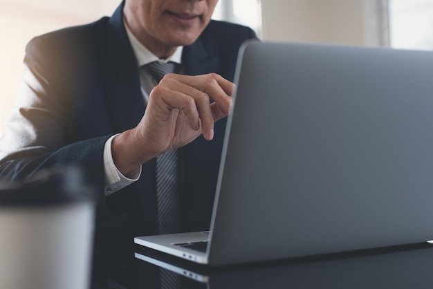 Empresário e seu trabalho em equipe fazendo uma discussão sobre teleconferência via laptop close-up