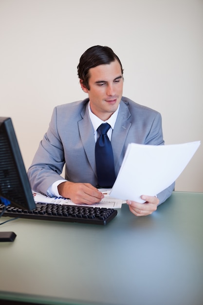 Empresario echando un vistazo a un contrato