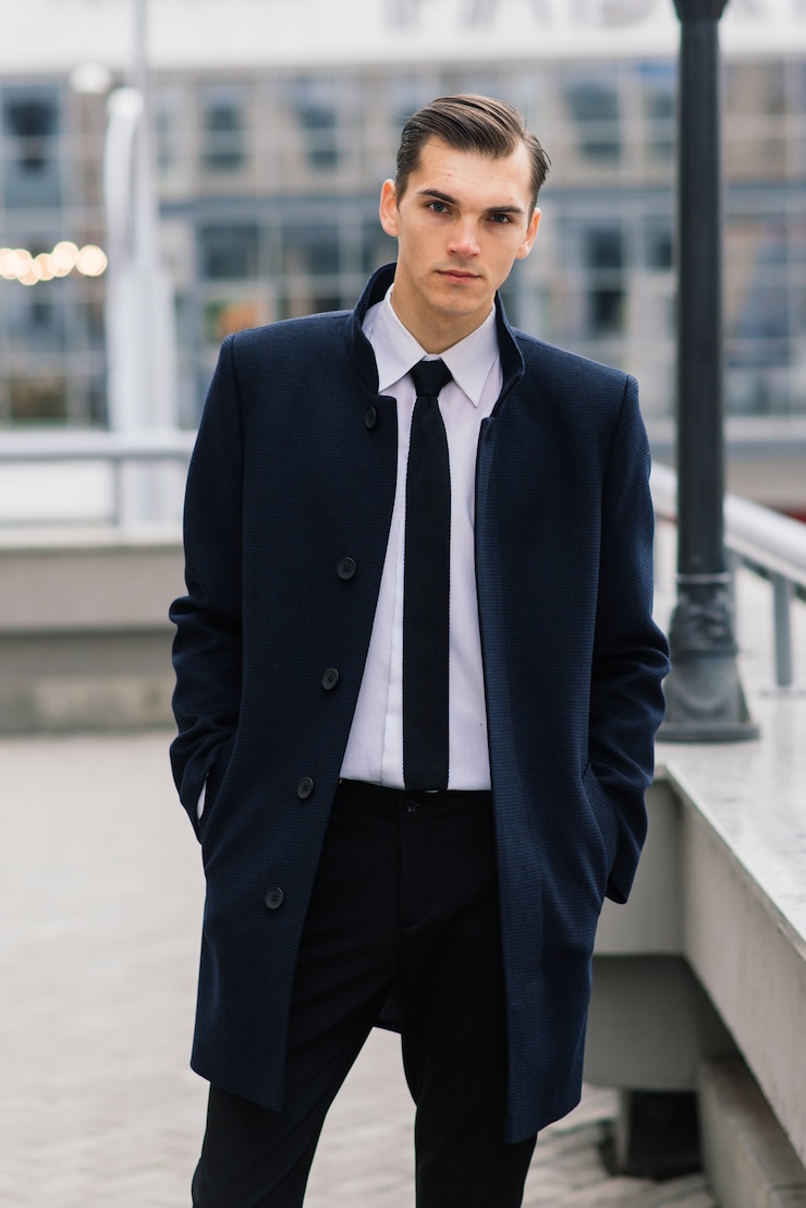 Foto empresario con un elegante traje caminando por la calle