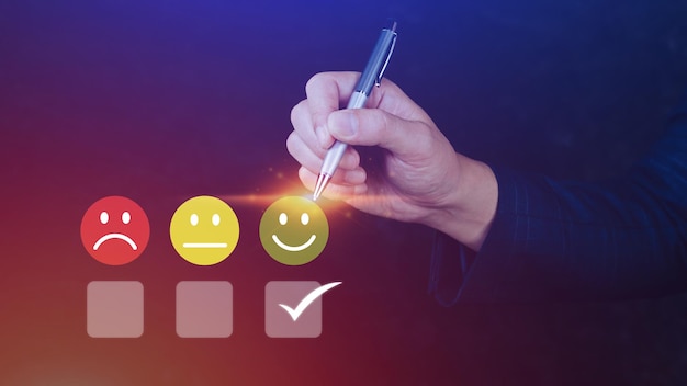 Empresario eligiendo la calificación de retroalimentación del icono de la cara de sonrisa feliz y la encuesta de satisfacción de la experiencia de revisión positiva del cliente evaluación de salud mental Concepto del Día Mundial de la Salud Mental