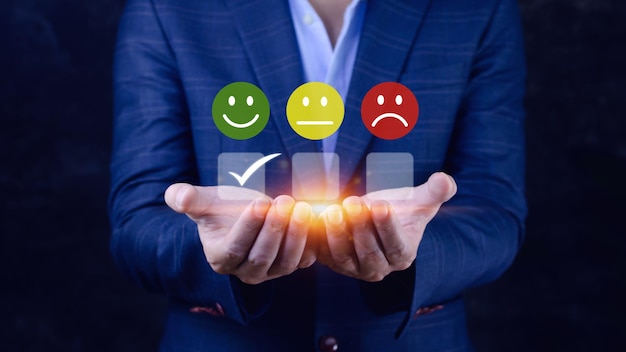 Empresario eligiendo la cara de sonrisa feliz icono calificación de retroalimentación y experiencia de revisión positiva del cliente encuesta de satisfacción evaluación de la salud mental concepto del Día Mundial de la Salud Mental