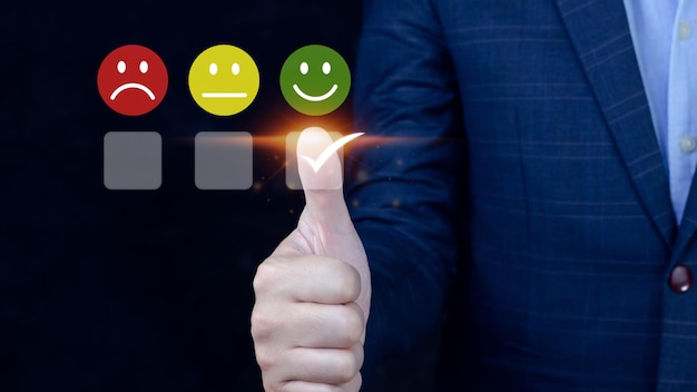 Empresario eligiendo la cara de sonrisa feliz icono calificación de retroalimentación y experiencia de revisión positiva del cliente encuesta de satisfacción evaluación de la salud mental concepto del Día Mundial de la Salud Mental