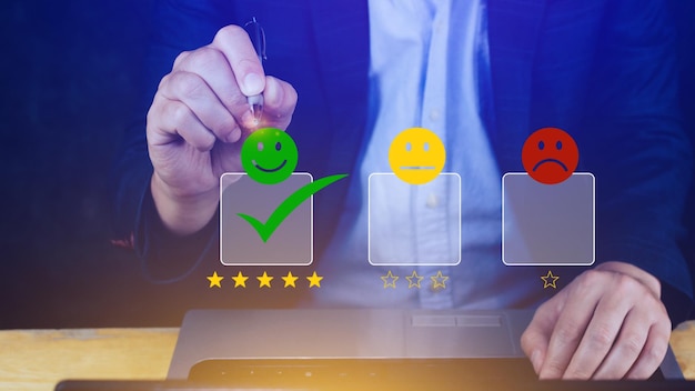 Empresario eligiendo la cara de sonrisa feliz icono calificación de retroalimentación y experiencia de revisión positiva del cliente encuesta de satisfacción evaluación de la salud mental