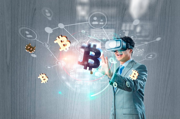 Empresário em fone de ouvido VR e tela sensível ao toque e símbolo bitcoin. Mídia mista