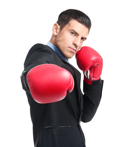 Empresário em luvas de boxe em fundo branco