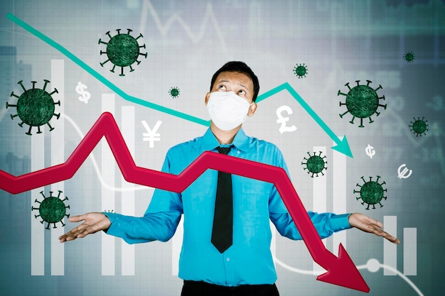 Empresário em máscara com gráfico financeiro para baixo