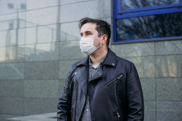 Foto empresário em máscara médica para prevenir infecções, conceito de coronavírus