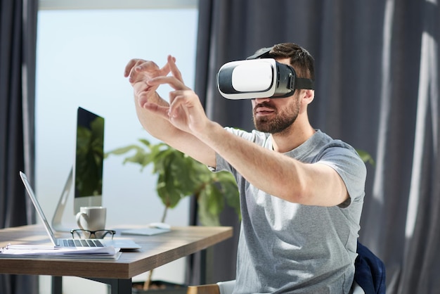 Empresário em óculos 3d com holograma virtual