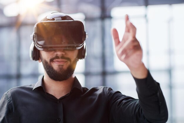 Empresário em óculos de realidade virtual ou fone de ouvido