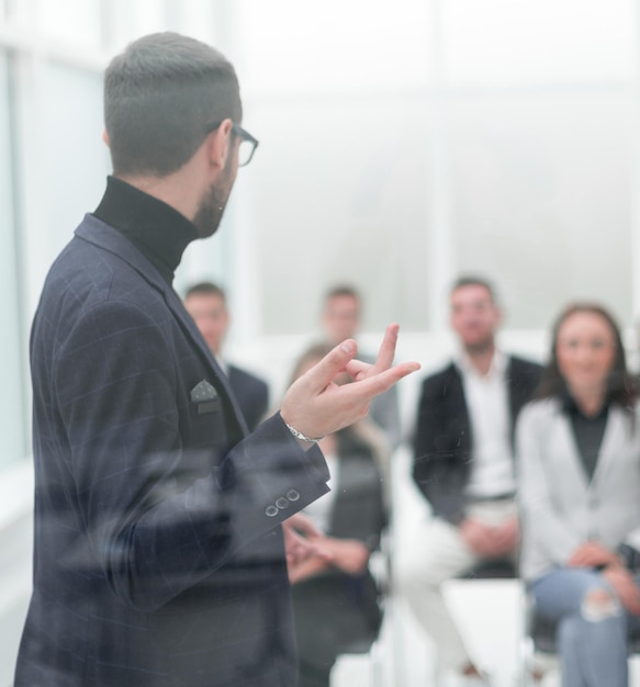 Empresário em reunião de trabalho com a equipe de negócios