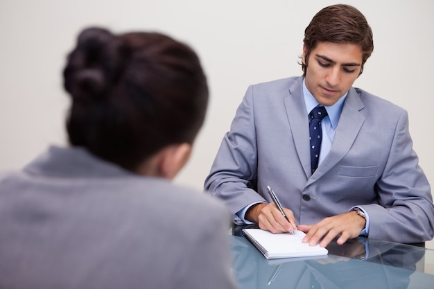 Foto empresário em reunião tomando notas