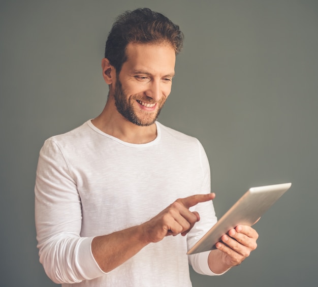 Foto empresário em roupas casuais está usando um tablet digital