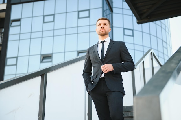 Empresário em uma cidade elegante