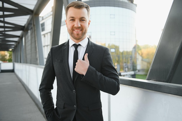 Empresário em uma cidade elegante