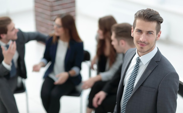 Empresário em uma sala de reuniões ao discutir um novo projeto