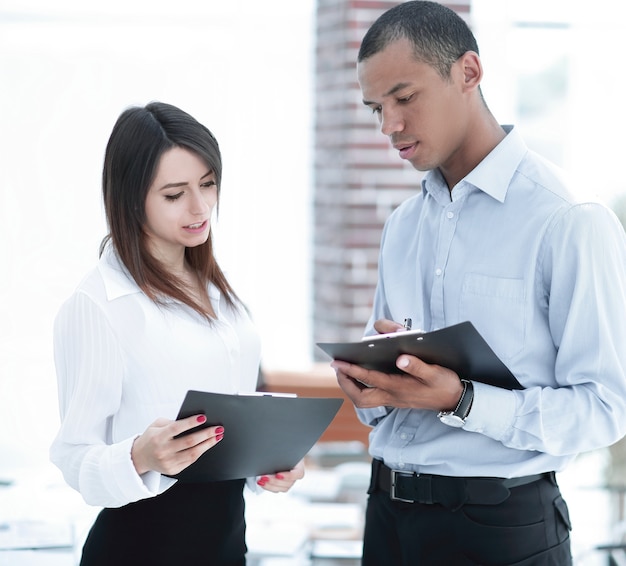 El empresario y el empleado discutiendo el horario de trabajo