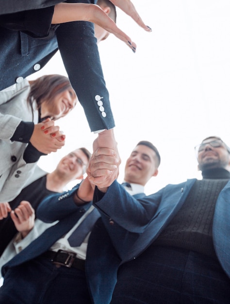 Empresario y empresaria dándose la mano entre sí concepto de cooperación