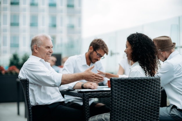 Empresario y empresaria discutiendo los puntos financieros de un nuevo contrato