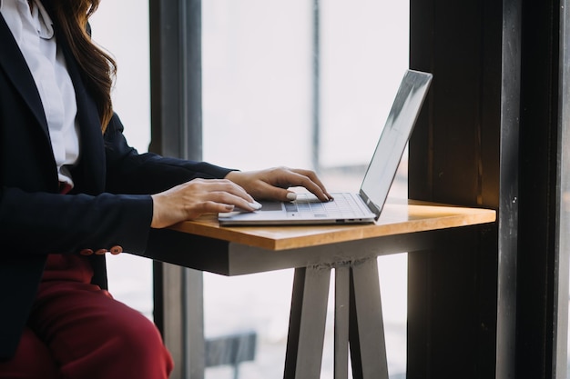 Empresario Empresario asiático y mujer de negocios discutiendo un nuevo proyecto de negocio en una tableta en la reunión moderna En la oficina moderna concepto casual de negocios asiático