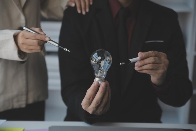 Foto empresario empresario asiático y mujer de negocios discutiendo un nuevo proyecto de negocio en una tableta en la reunión moderna en la oficina moderna concepto casual de negocios asiático